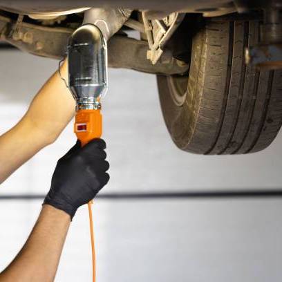 Mécanicien fait une vérifcation et entretien mécanique