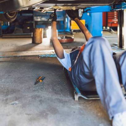 Mécanicien exécutant des réparations sur une voiture